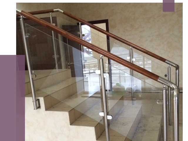 Комбинированные перила из металла и дерева в Мытищах