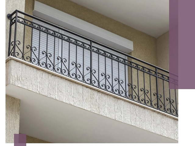 Балконные ограждения из металла и стекла в Мытищах для домов