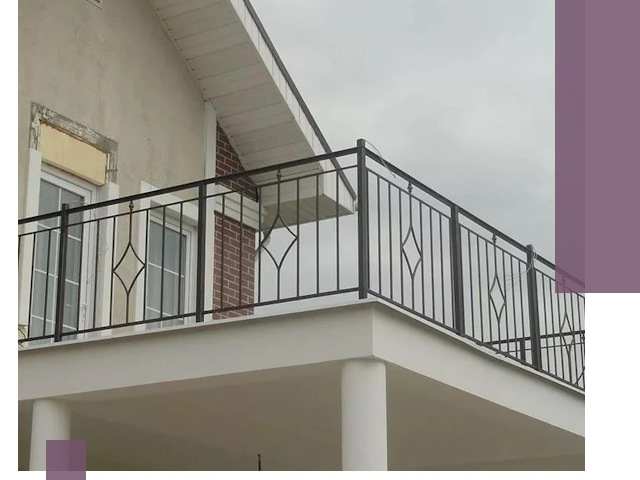 Изготовление балконных ограждений в Мытищах из металла и стекла