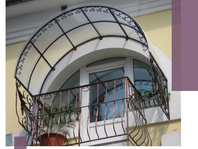 Козырьки над балконом в Мытищах — изготовление и монтаж